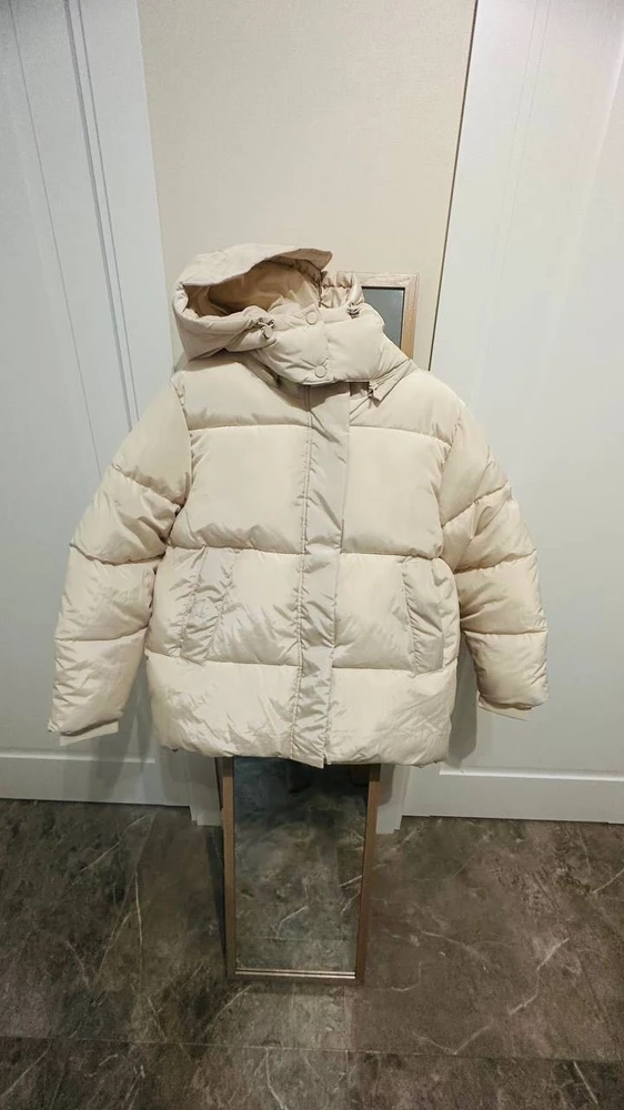 Куртка невероятная, теплая, не продувает совсем, очень довольна! Объемная, классная)