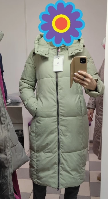 Начнём с того пришёл зелёный, не серо-зелёный, не хаки и не мятно-серый, а конкретно зеленый. И не спишешь на освещение)). Хотя на фото на сайте он больше серый.
Маломерит! Берите 1-2 размера больше своего. Ношу 46 (М), заказала L и то мал оказался. Материал верха хороший, плотный. По ощущениям на сильный холод -30° не подойдёт, но в целом на зиму норм. И цвет, не смотря на то, что прислали не тот, понравился. Если бы ещё и размер не маломерил, то купила бы. А так - отказ.