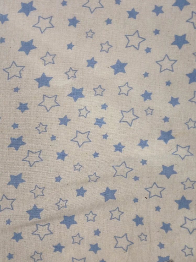 Цвет белый с сине-голубыми звёздами. На стандартную кровать простыня налезла👍