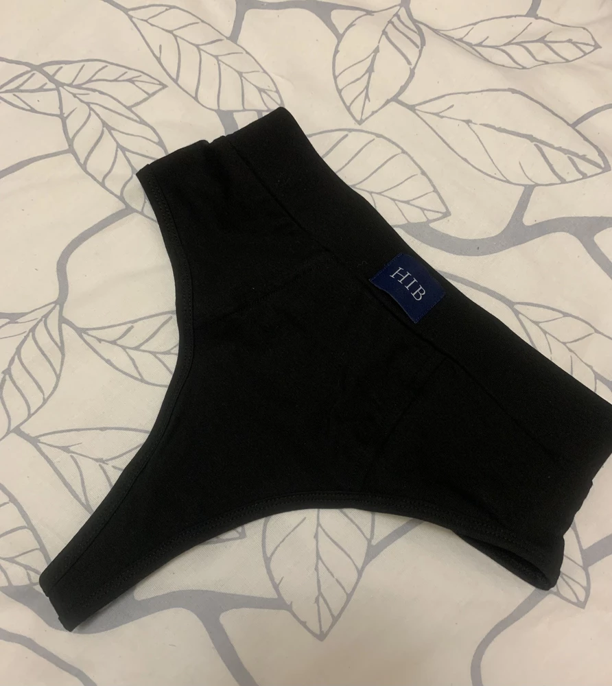 Очень удобные трусики, приятная к телу ткань, резинка не давит и размер идеально подошел. Нитки нигде не торчат. Упакованы отлично, пришли за пару дней. Довольна покупкой) 😊