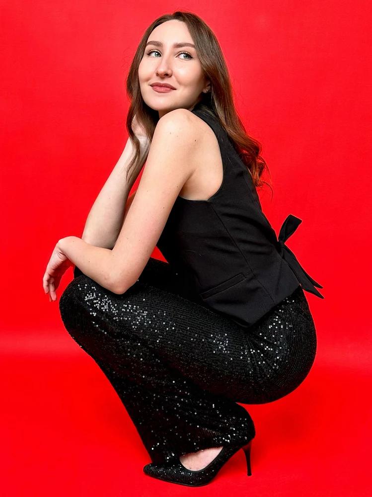 Отличные брюки, сели замечательно на мой XS. Но, конечно, не без недостатков:
1. Пайетки ужасно осыпаются. Меня, наверное, обматерили все, к кому я в них пришла праздновать новый год)))
2. Пайетки цепляются друг за друга и за нитки при движении, это рвет брюки. 
3. Брюки очень длинные, даже на мои длинные ноги. Хорошо сидят только с каблуками.