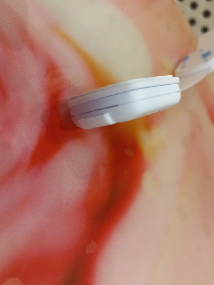 С виду всё нормально, только цвет голубоватый,забрала!Но оказалось,что это подделка галимая!Всё 10 шт.гавно,никогда не писала такие отзовы,но сейчас просто накипело!Я понимаю,что бывает  брак,но здесь всё брак!Приклеиваютя плохо,одна часть приклеилась,другая не хочет!Нет щелчка при закрытие и язычок естественно остаётся выдвинутым,у всех просто капец!Можно с силой его поставить на место,но смысл?,хрупкие по сравнению  с такими же замками другого продавца, сломается пластмасса 100%!Как я пожалела,что взяла их!