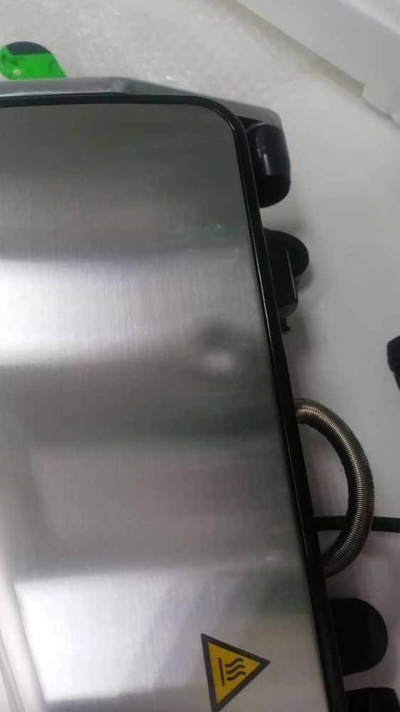 Пришёл товар с вмятиной. Не аккуратно доставлен. Покупали для себя, поэтому забрали. В рабочем состоянии. Греет и жарит хорошо. Надеемся на долго.