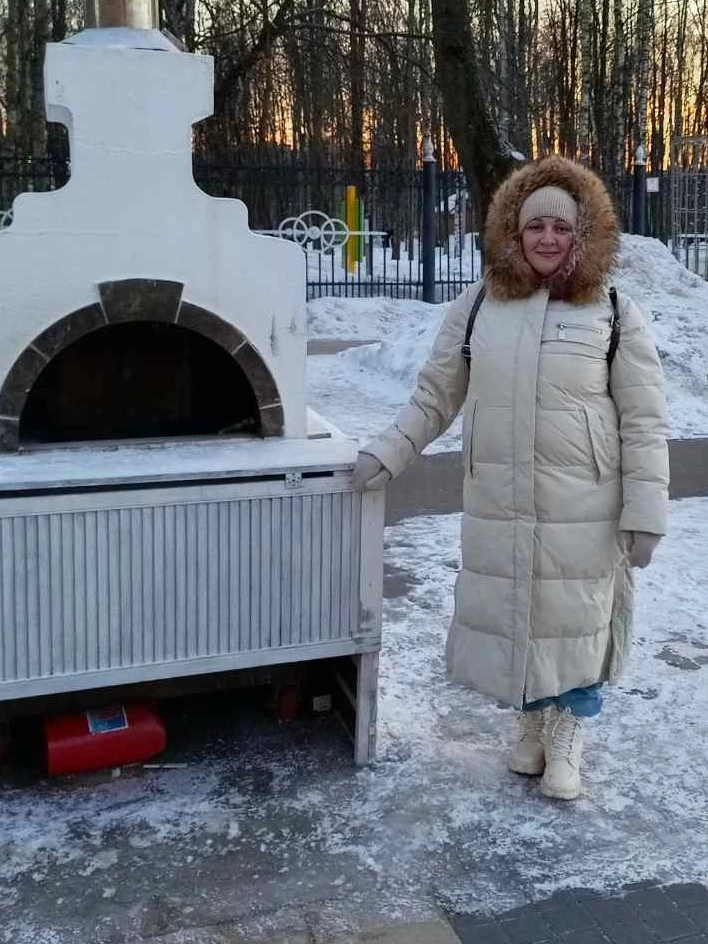 Здравствуйте. Хочу оставить отзыв. На первый взляд пуховик добротный, тёплый. Размер можно было заказать меньше, но уже не было времени ждать. В мороз -30 тепло. Из минусов что-то не так с подкладкой, сильно патеешь, сохнет не быстро материал внутри. И тяжёлый. За такие дорого.