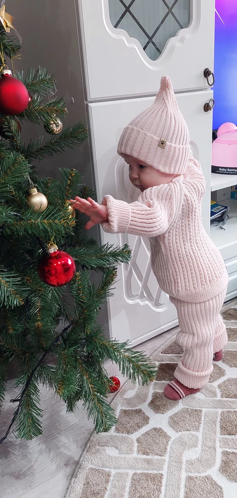 На рукаве по шву была дыра,скрепит, синтетики много,сразу чувствуется,оставили,сам по себе симпотный