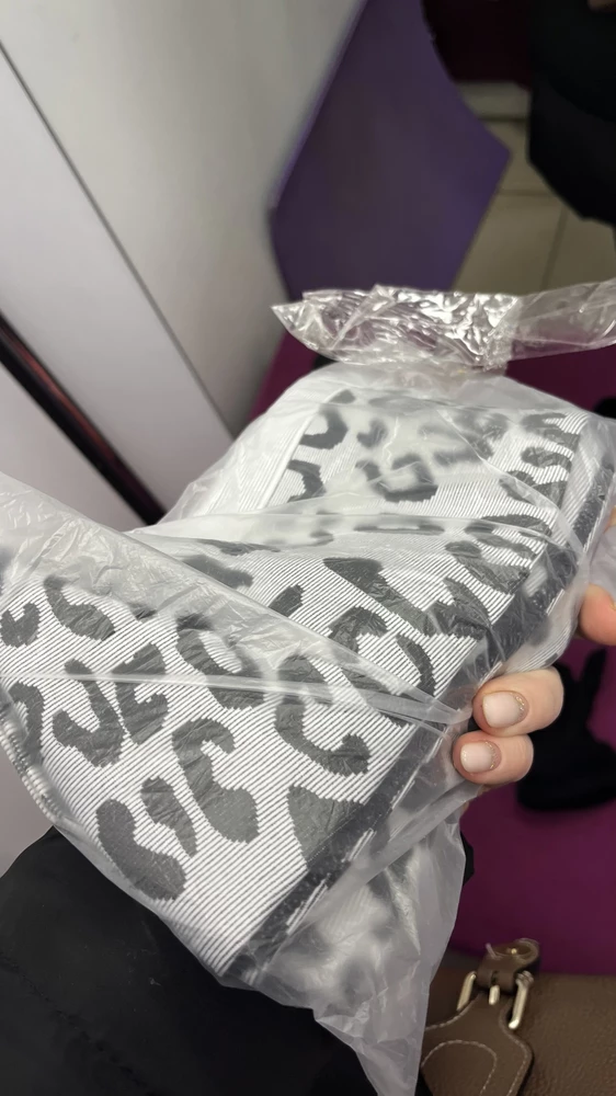 Как так получается?что одни лосины пришли и запакованы они были нормально,а другие  вот в таком пакете.