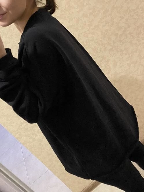 Мягкий, после стирки хорошо держит форму. Оверсайз 👍 
соответствует описанию. Без подкладки, но в нем не холодно. Однозначно рекомендую в покупке!