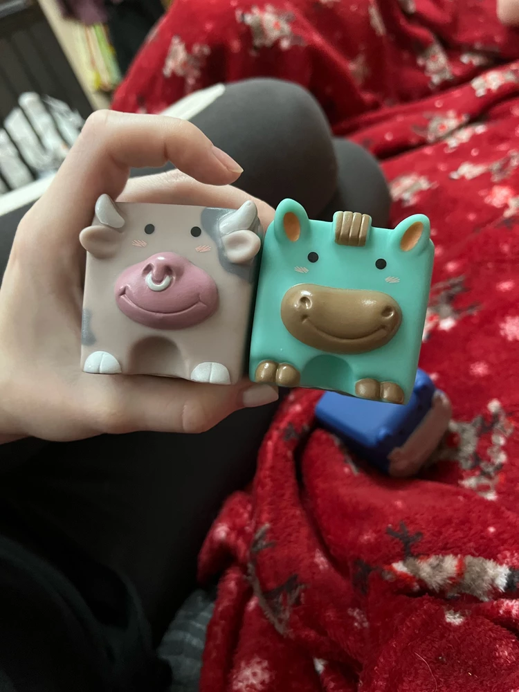 Все замечательно, но есть вопрос)
Что за зверь справа на фото, мы уже несколько дней всей семьей спорим 🙈