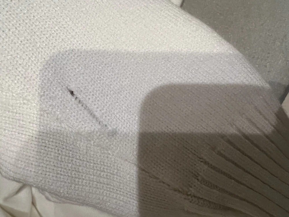 Свитер очень классный! Приятный и нужной длины, но пришел с браком: на рукаве была спущена петля. Забрала, так как очень много времени прийдется потратить на повторный заказ. Петлю подняла, отремонтировала, но осадочек остался. В подарок положили мягкие пушистые белые носочки. Приятно.