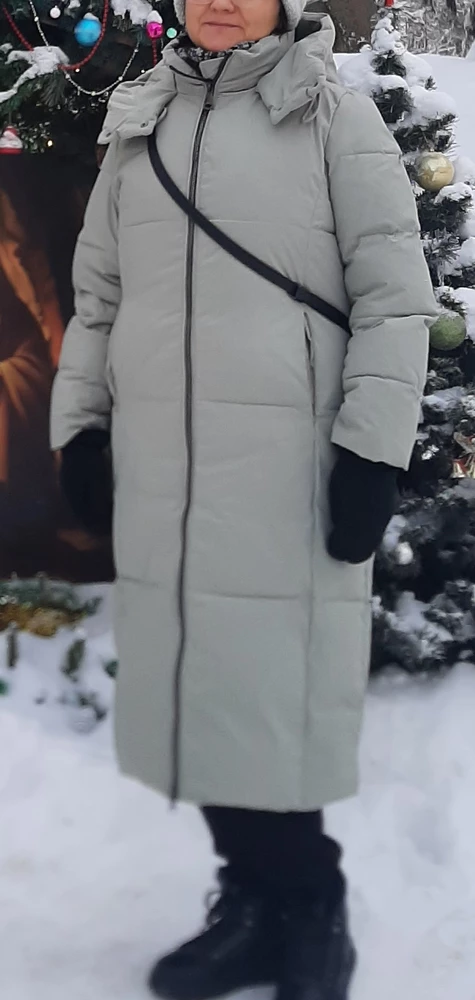 Пуховик прошёл тест-драйв в холода больше -20. В нем очень тепло. Длинный, с высоким горлом, манжетами в рукавах, глубокий капюшон с двумя кнопками.Не супер лёгкий, но и не тяжёлый. Покупкой довольна. Цена была по акции 2200.
