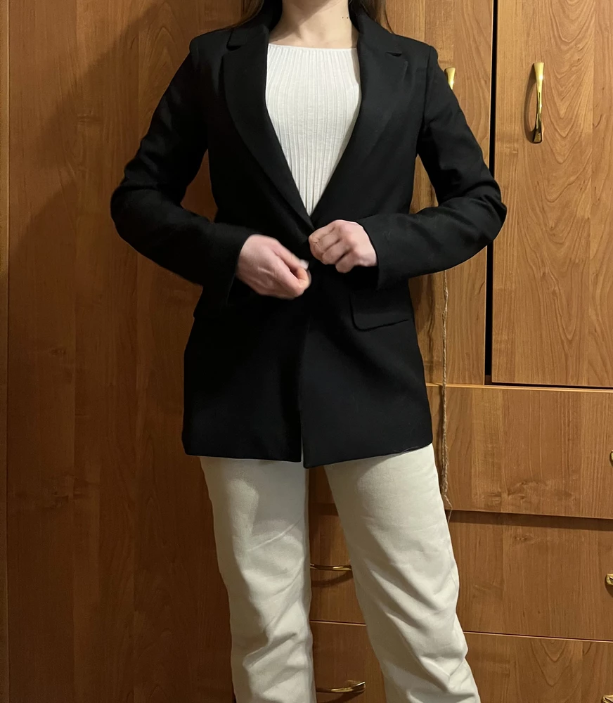 Хороший пиджак, плотненькая ткань
На мой рост 158 - 42 размер комфортно сел
Садится по плечам плотно, не овер
