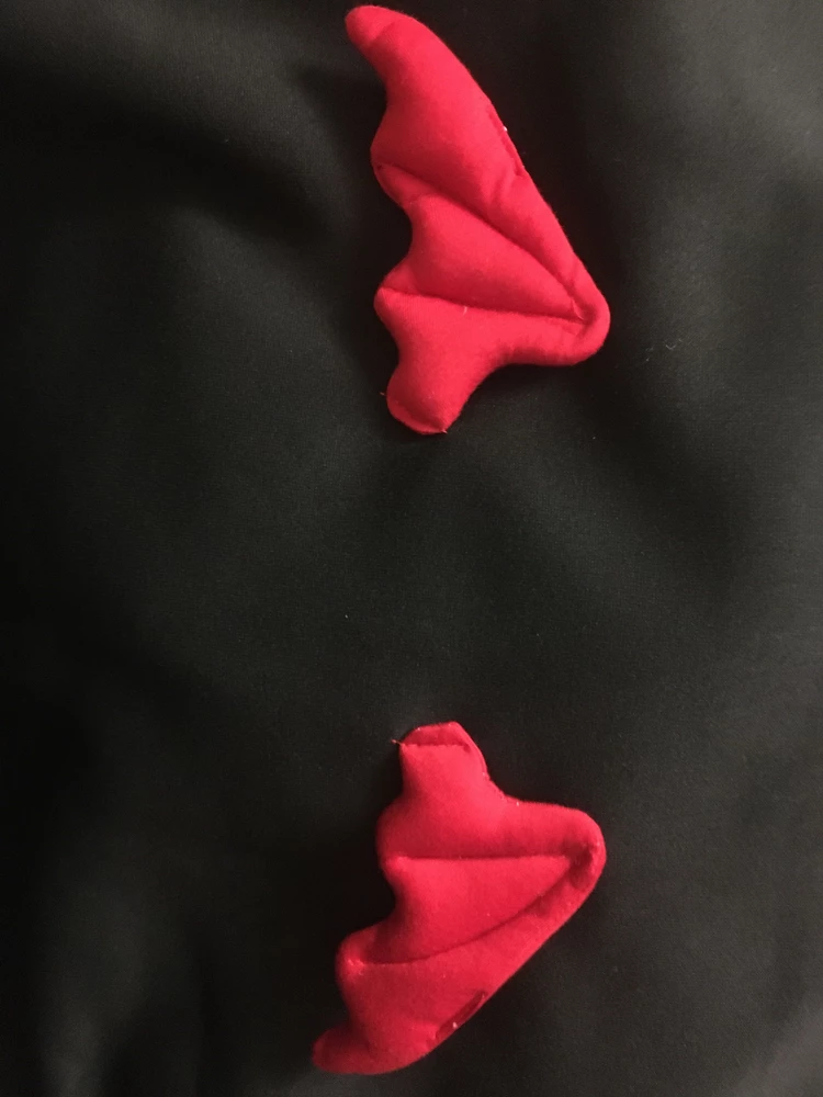 криво пошито и никти торчат и снизу сжимает но это не так важно можно все подравнять