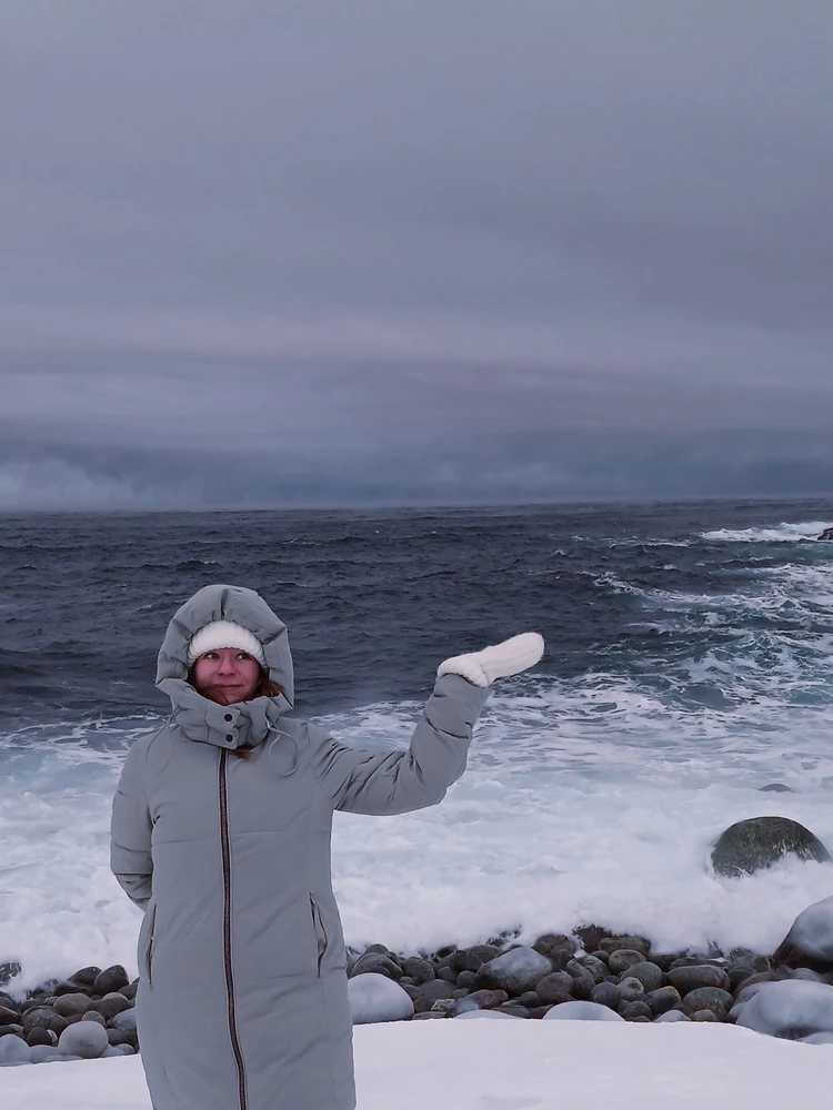 Отличный и тёплый пуховик, в Мурманске при -25 было комфортно, непродуваемый 👍