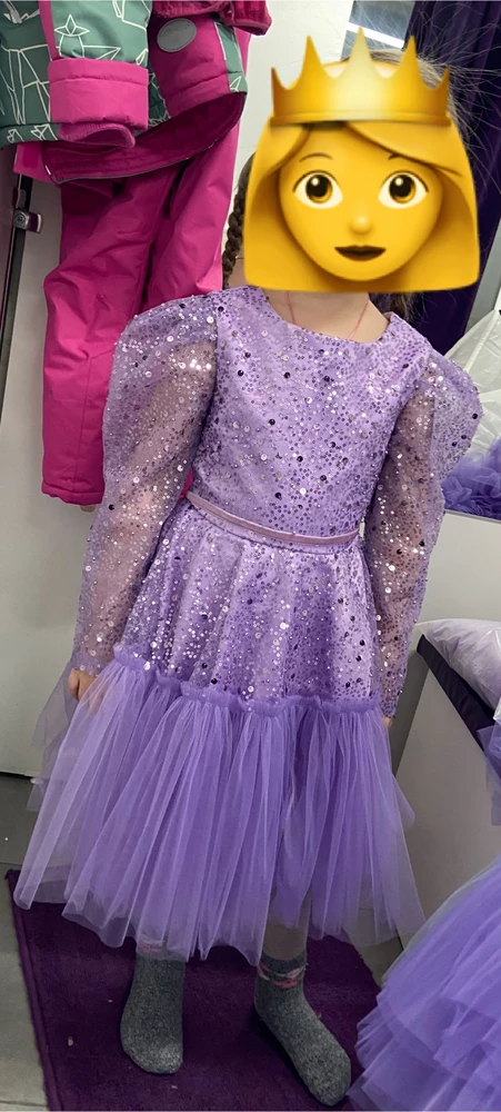 Платье волшебное, мне очень понравилось, но оказалось большое , из-за этого не сидит. Нужно было заказывать 122, как и рост ребенка, увидела отзывы о том что маломерит и заказала больше, в итоге ошилась. Упаковано отлично, вешалка, чехол, все бы вещи так приходили.