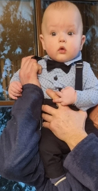 Костюм симпотный,но три за брюки!Они еле налезли,хотя боди-рубашка как раз.Если бы ткань была бы у брюк более эластичная,то возможно детям было бы удобнее