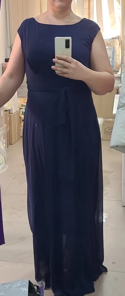 Отличное, нарядное платье! На мой пограничный 50-52, туговато в талии. Но взяла, будет стимул похудеть😊