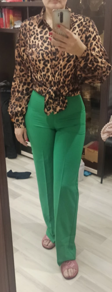 Рост 174, об 98 . Ношу 48 размер. Заказала 50 , чтоб более свободная была, не прогадала. 
Пошив качественный, не мнётся,приятная к телу. И да, как ранее писали в отзывах внутренняя сторона рубашки белая, для меня не критично! В целом рекомендую! 😊