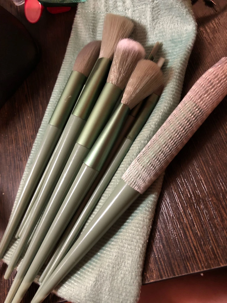 Кисти пришли в отдельном мешке ,но одна кисть была сломана 
Впринципи кисти не плохие ,но стоит попробовать в использовании