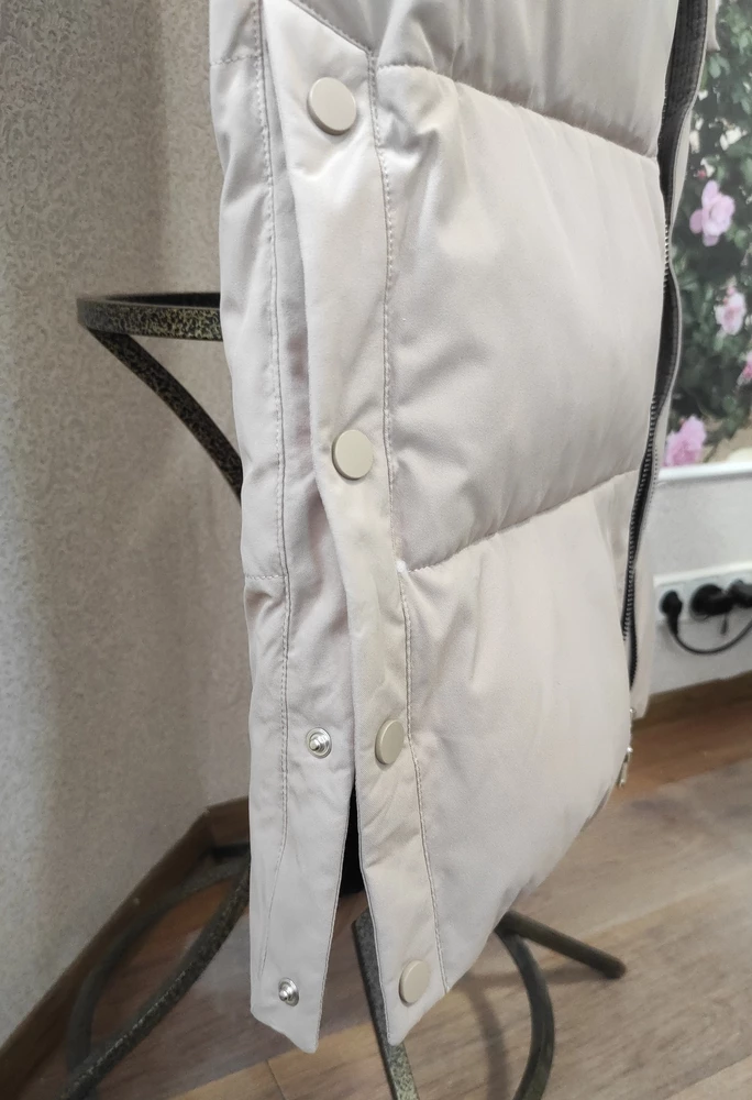 Неплохой пуховик, достаточно теплый, размер соответствует. На рост 162 для на до середины икры