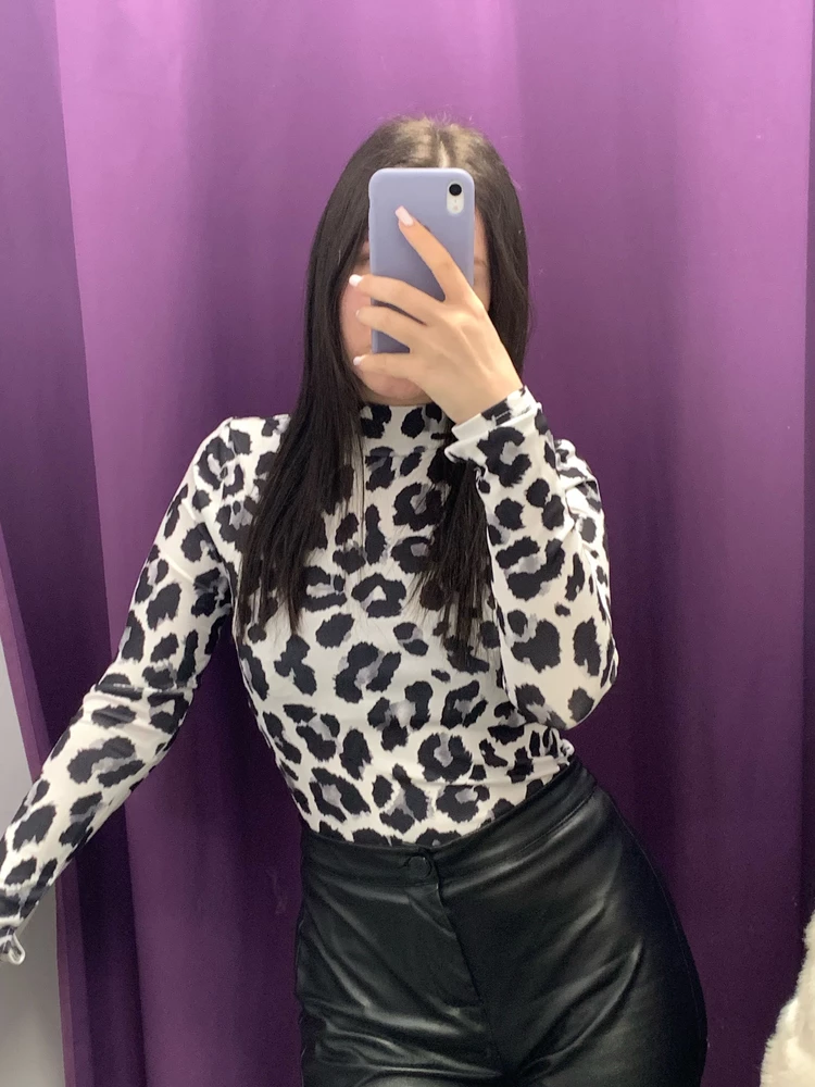 Кофта потрясающая!😍 Я влюбилась в нее сразу же! Приятная ткань, немного тонкая и просветивает, но это вообще не критияно, я как раз так и хотела. Я благодарна производителям за такиедико крутые вещи🫂