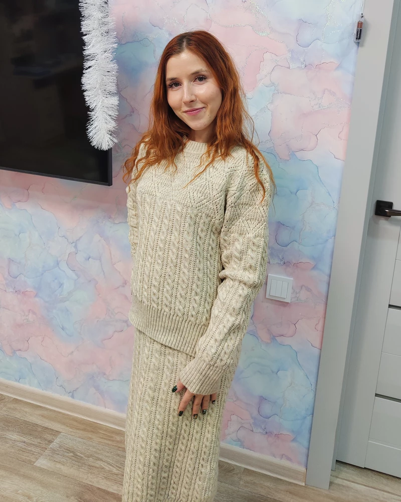 Цвет вообще не соответствует фото на карточке. На самом деле цвет соломы. Ожидала светлее, но мне понравился по качеству и размеру, поэтому забрала. Теплый. Верх колится, поэтому ношу с боди.