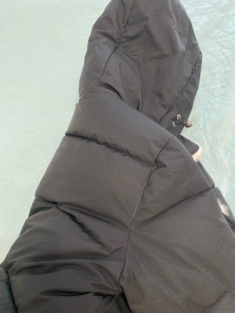 Куртка в целом не плохая, но узкие рукава и швы на черной ткани прострочены белыми нитками , при чем на одном рукаве белые, на другом черными. Одним словом , разочарование .