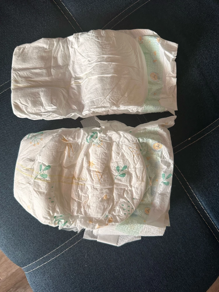 Всегда беру этого производителя, но к сожалению получила партию 2022г и они без ластичных ушек, брали у другого продовца и они совсем другие (партия 2023г)
На фото: подгузник с рисунками другого продовца