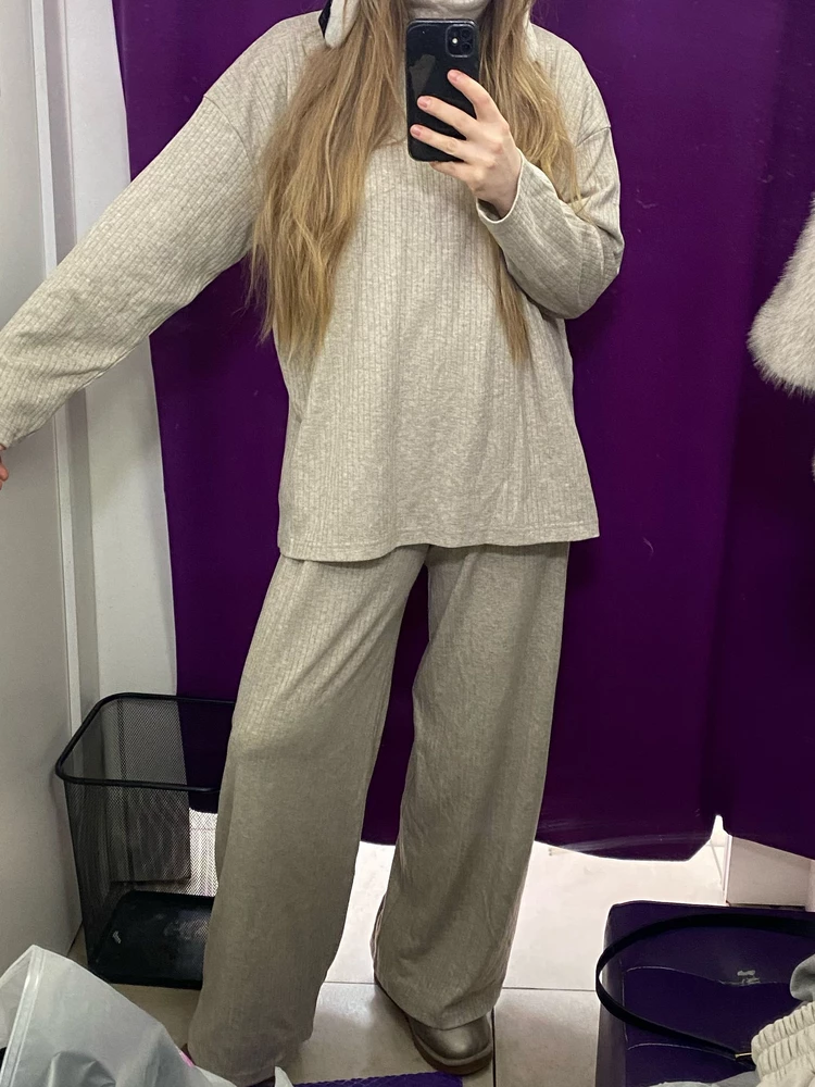 Костюмчик очень приятный, мягкий. Ошиблась размером- поэтому возврат, он не маломерит