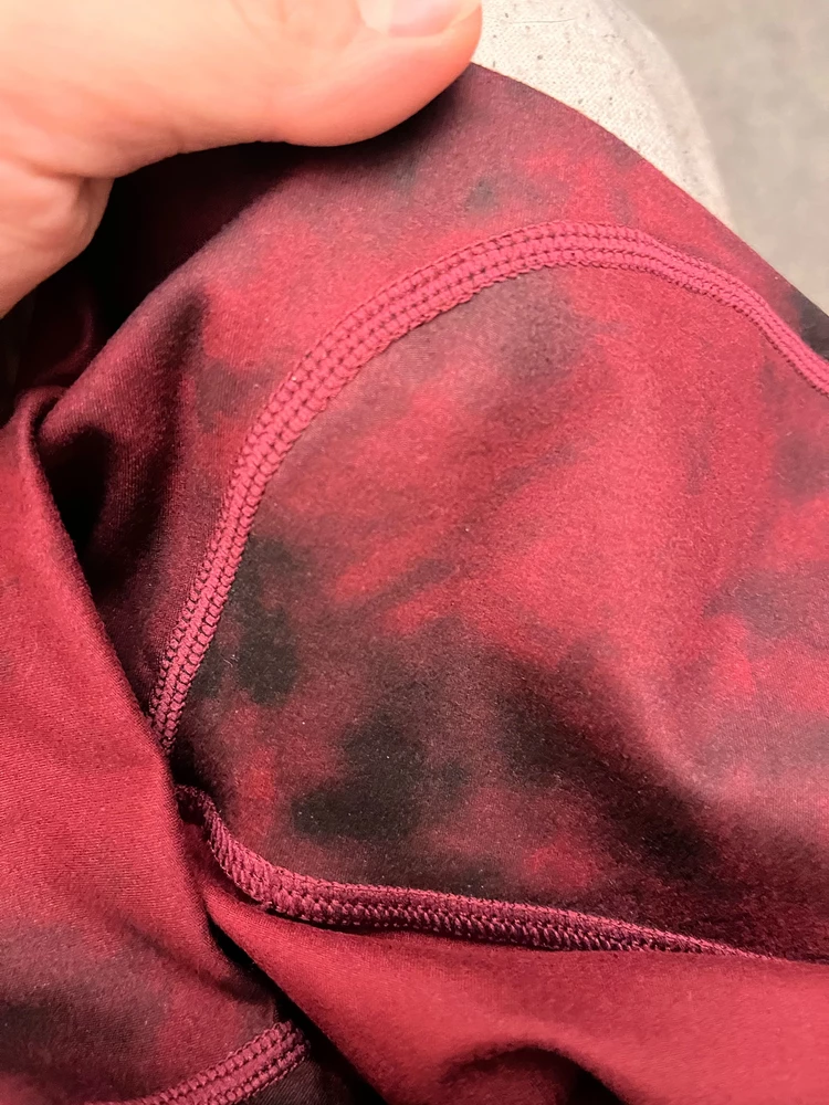 Леннинсы очень классные .
Материал приятный . 
Заказывала 2 размера , М пришли другого бренда но материал  и цвет один и тот же , а в поясе была вставлена резинка , которая перетягивала живот