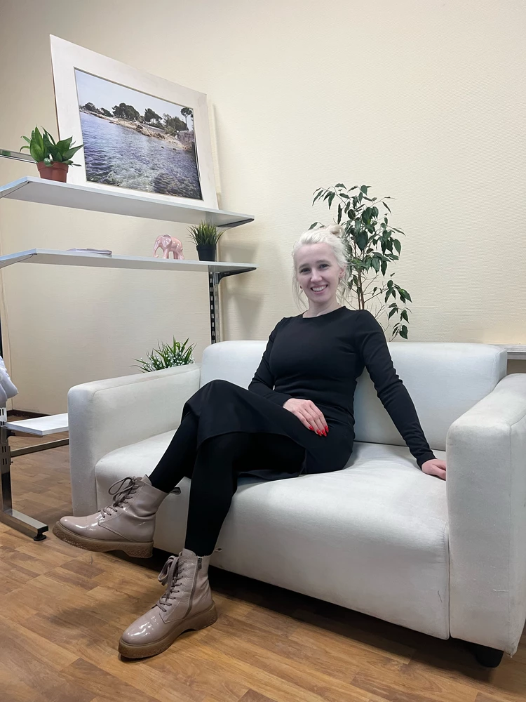 Платье идеальное! Померила 5 других и выбрала это. Хорошо по фигуре, качество ткани и пошива на высоте! И в пир и в мир) как говорится. Мой любимый фасон. Очень рекомендую к покупке.