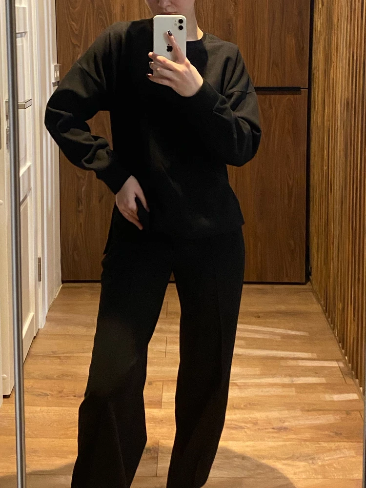 Обычно редко оставляю отзывы на товары, но тут прям захотелось. На вб редко можно найти качественный товар. Костюм действительно не особо теплый, но швы и качество ткани просто🔥🔥🔥
Определенно стоит своих денег. Кстати, очень подходит худышкам, на свой 42 взяла 44 размер и не прогадала. Хотелось, чтобы немножко оверсайл был