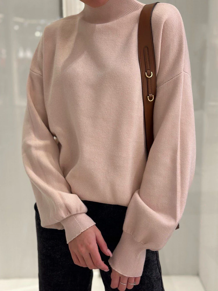 Стильный и красивый свитер. Одна из немногих вещей, которая меня покорила.
На мой 44 сел идеально, все недостатки фигуры в виде тортика на ночь скрыл прекрасно.  Свитер точно не из серии ожидание-реальность. Он соответствует заявленному, и в жизни выглядит даже лучше.По качеству у меня нет никаких нареканий. Свитер достаточно теплый, не тяжелый. 
Что касается состава ткани, хлопок и кашемир чувствуются. Свитер очень приятный, мягкий, не колется, в нём очень комфортно и хочется лишний раз прикоснуться. Свитер уже пережил несколько стирок - не сел, не растянулся, катышек не появилось. 
Однозначно, рекомендую)