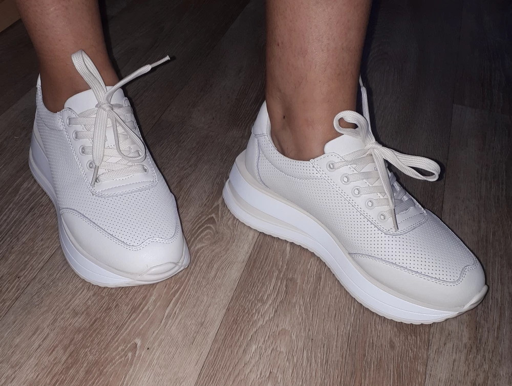 Кроссовки классные, идут в размер, очень удобные. У меня сломана стопа в двух местах, поэтому трудно подобрать обувь, но эти кроссовки подошли! На широкую стопу самое то! Рекомендую!