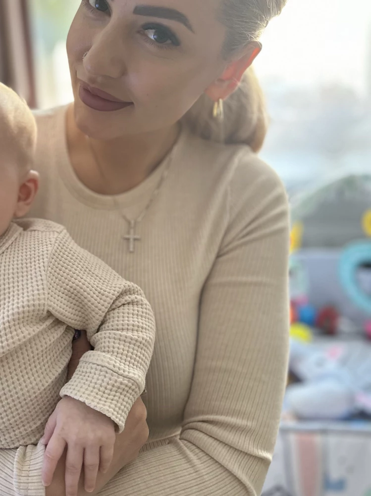 Безумно мягкая , приятная к телу очень хорошего качества! Стирала в машинке ничего не скатывается всем советую! 😀