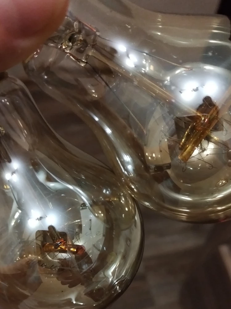 Заказывали 2 лампочки, одна пришла хорошая, прозрачная, а на стекле второй очень много каких-то точек и когда включаешь свет, то они светятся.. Пробовали оттереть, но ничего не получилось.. Такое ощущение, что это изнутри неравномерный прокрас.. Сложно было сделать фото дефекта, тк лампочки отражают все вокруг, но надеюсь, что заметно..