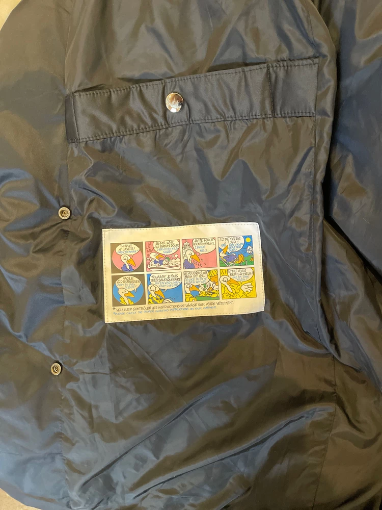 Приобрела данный пуховик, но должна поделиться с покупателями.
Это изделие шьет Китай.  Позже заказала несколько моделей за 17.000 для сравнения.  И та же картинка на внутренней части куртки абсолютна идентична.   Кое- где торчат нитки.  
Оставила его, т к уже носила и срезала бирку.  Я человек ответственный.   
Но при покупке смотрите другие варианты.  Цена завышена почти на 10-12 тысяч.  
Это я уже проанализировав констатирую.  Нужно было не торопиться и внимательно изучить все товары.