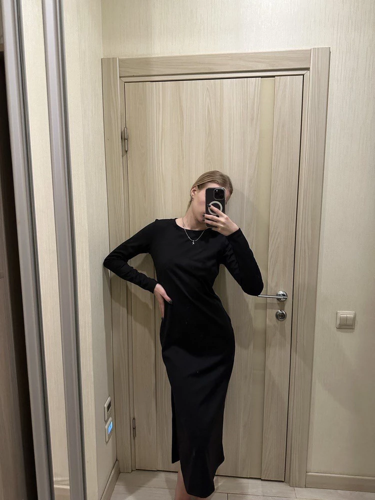 Классное платье, как я хотела 
Хорошая строчка, удобный вырез у горла  не давит на шею, классный разрез с боку. 
Рекомендую!