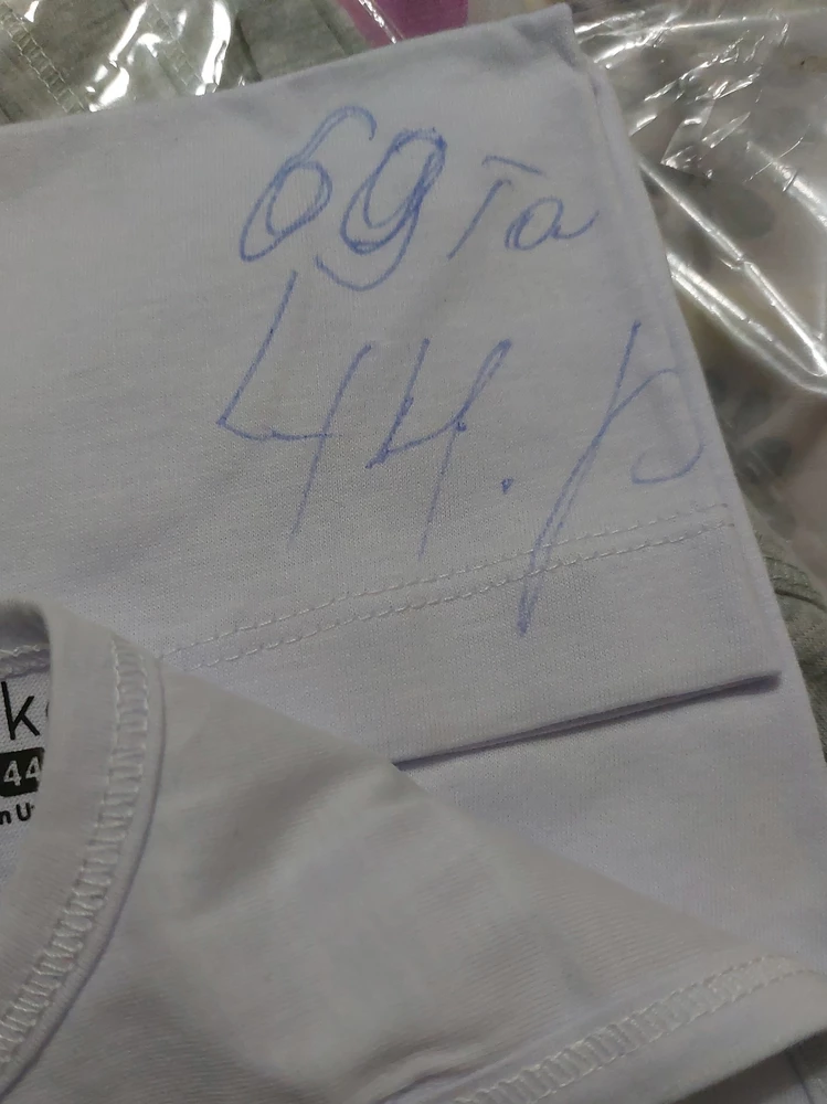 Маечки хорошего качества. НО! На белой футболке РУЧКОЙ надписи! Слов нет!