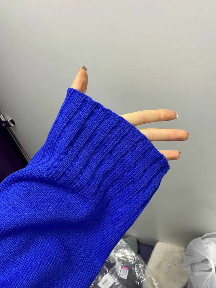 Приятный к телу свитер, насыщенный цвет -  электрик, широкие рукава, смотрится  качественно