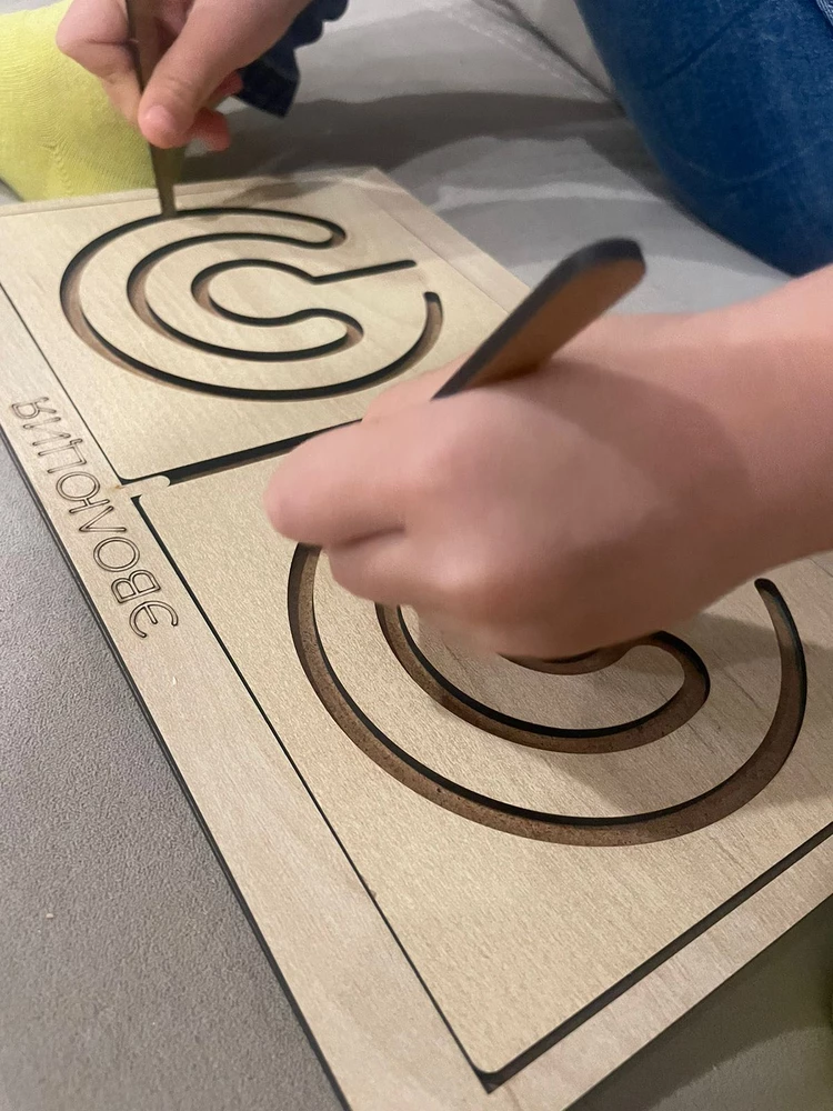 Ребенку понравилось очень. Не оторвать. Вместе всей семьей сидим, крутим мозги свои 😅 заусенцев на углах нет. Качественно сделано.