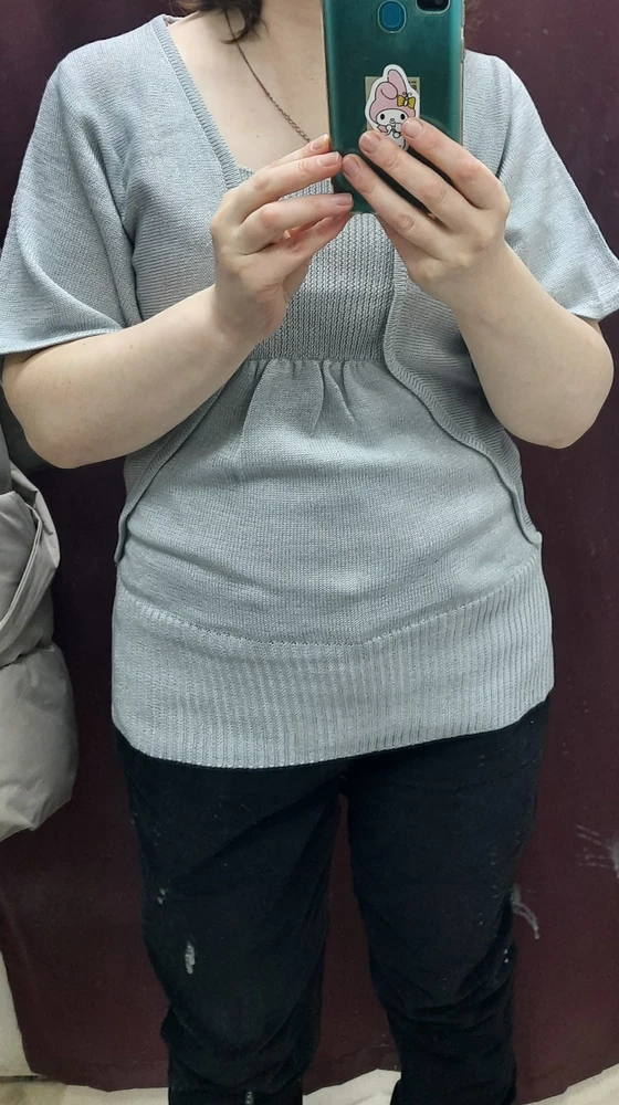 Красивая кофточка , дороговато конечно,  только на праздник если брать , поэтому взяла другую- более универсальную.  Серебристая - больше понравилось,  как сидит, а   коралловая как будто вытянутая.  Размеры s свободно на 44-46 подходят.