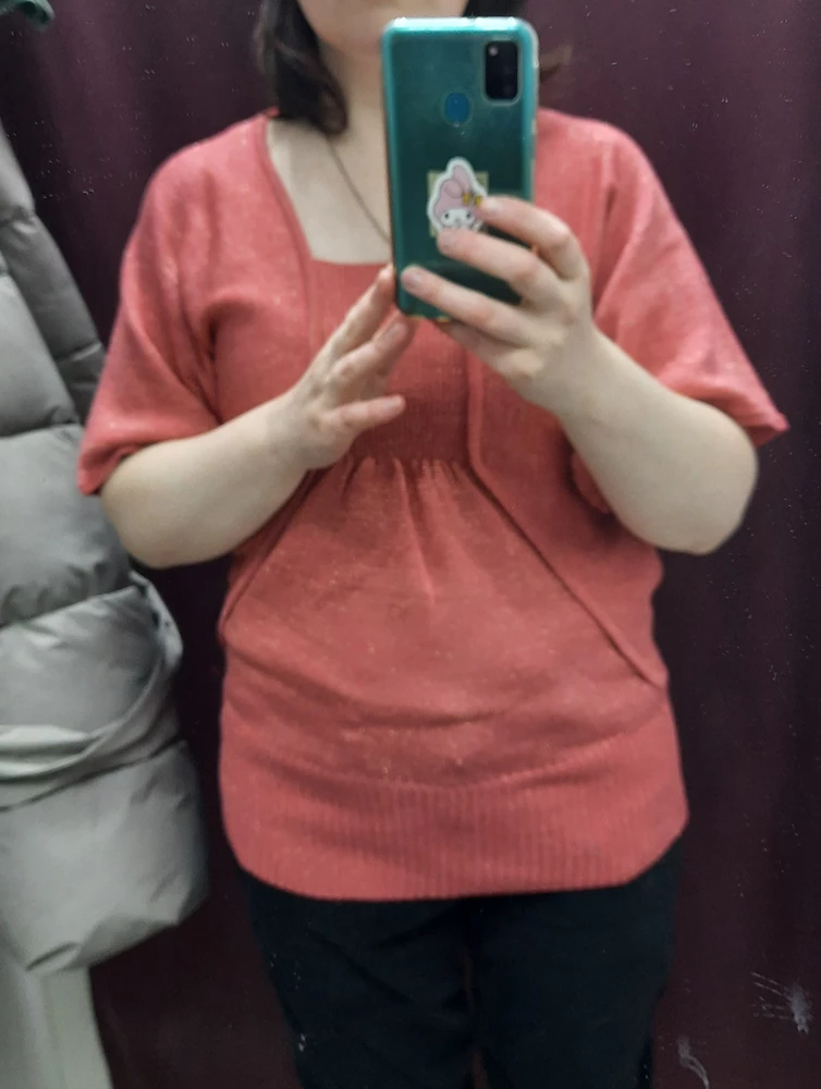 Красивая , но немного мешковато смотрится  - вытянутая как будто,  вырез горловины поэтому больше например,  чем у серебристой