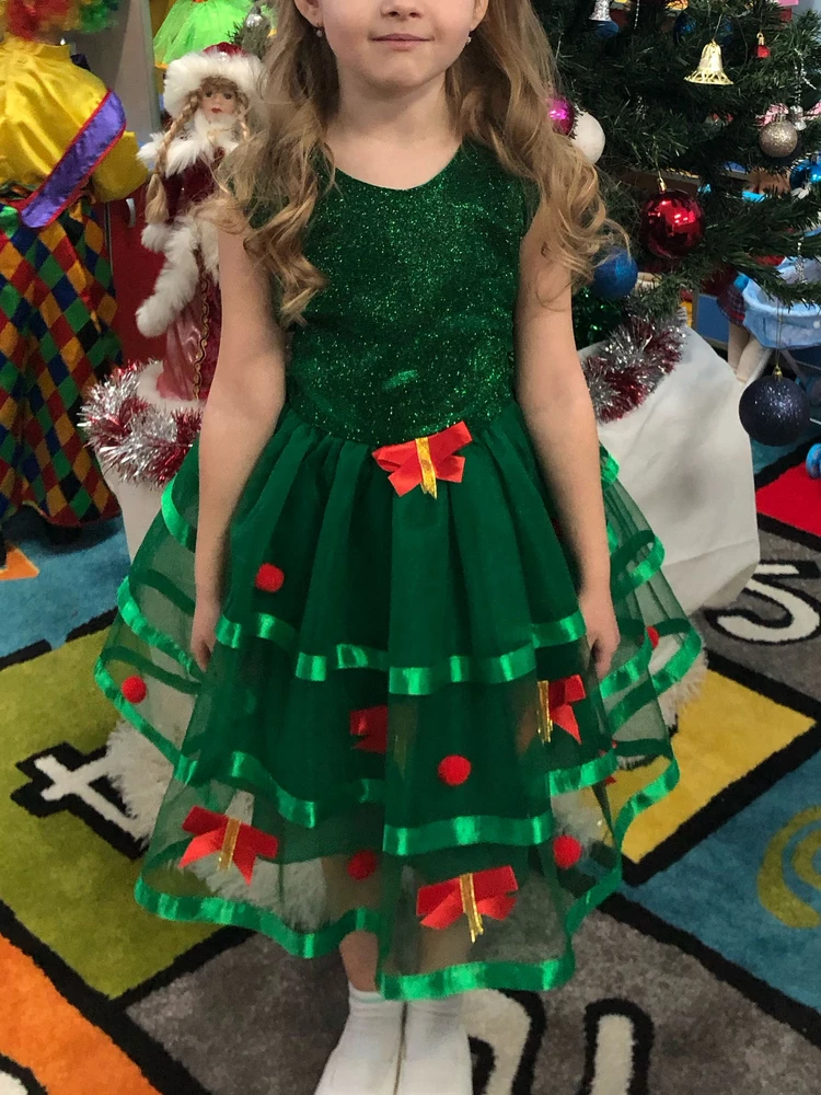 Платье красивое, но качество не очень. Была дырочка, зашивала. Также оказалось широкое, тоже подшивала. Ленты и бантики после 2 раз начали расползаться