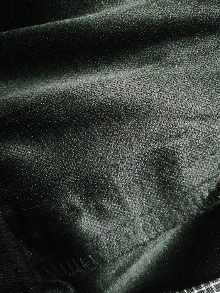 Ткань синтетика полностью, в них очень жарко и неудобно по лестнице подниматься, ощущение, что лопнут по швам, потому что абсолютно не тянутся. Хотя размер подошёл.