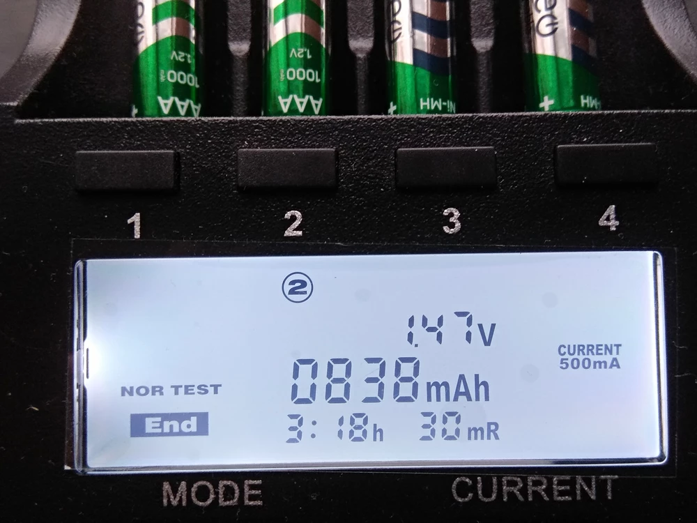 Протестировал батарейки с помощью зарядника-разрядника LiitoKala Lii-500. Выполнил два полных цикла заряд-разряд-заряд. Результат удручает. 971mAh, 838mAh, 986mAh, 990mAh.