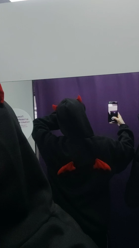 классное худи, всë хорошо пришито, но чуть чуть были видны ниточки, но их вполне легко отрезать. внутри мягкое, и сидит хорошо