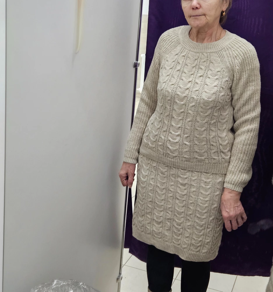 Классный костюм. Но оттенок немного бледнит. Лично мне не подошло. А к качеству и пошиву пререканий нет.