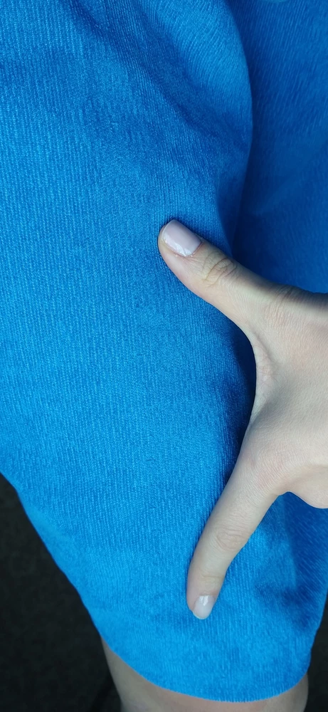 Затяжка по всей длине юбки ! Обратно не принимают, говорят оформляйте как брак и как брак отказ !!!!!!!