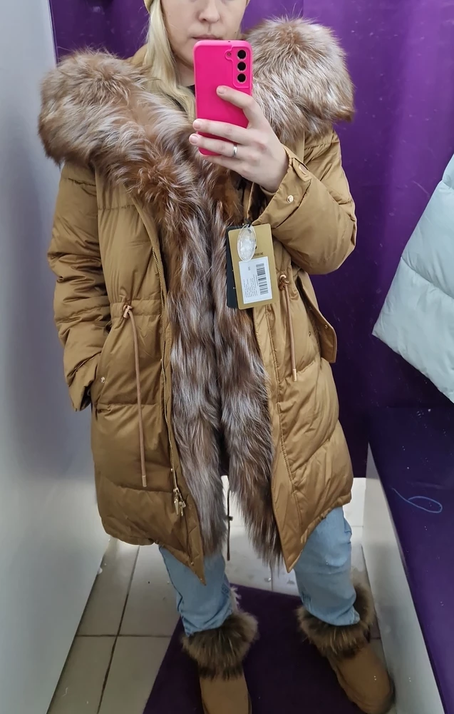 Отличное качество, мех просто супер, интересный цвет. Взяла модель подлинее. Очень лёгкий, капюшон тёплый, в минус 15 было не холодно ( на тоненький свитер)