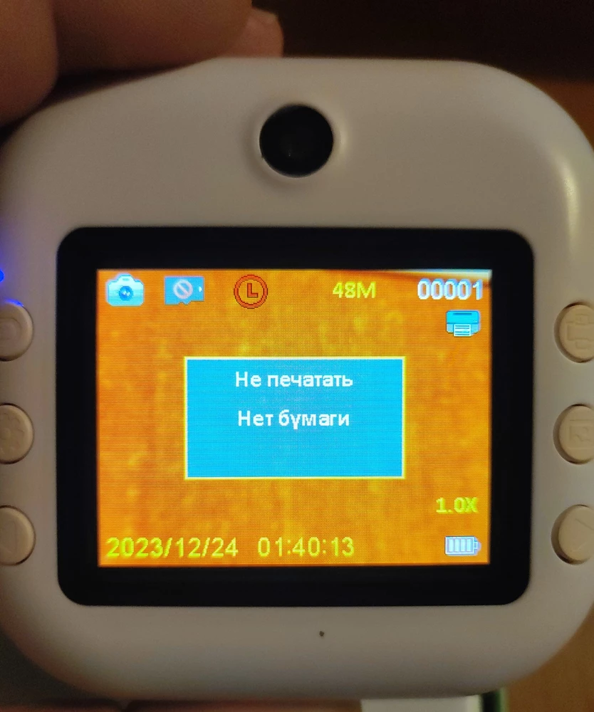 При попытке распечатать фото пишет нет бумаги, хотя бумага вставленна, продавец нам контакт не идёт решать проблему не хочет, не рекомендую к покупке данный товар и данного продавца